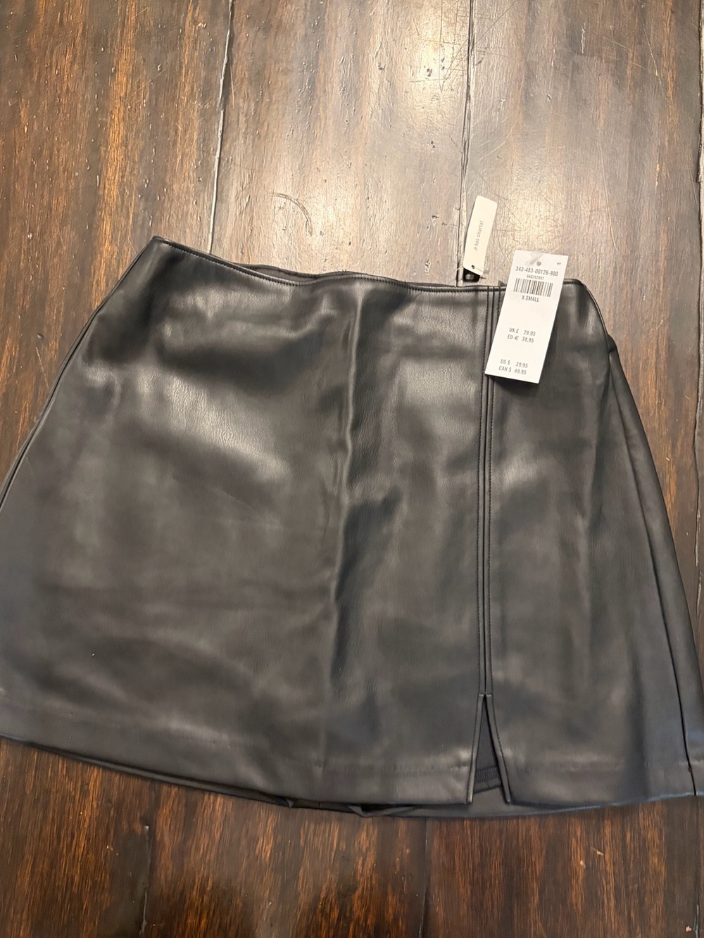 NWT ✨ Hollister Black Faux Leather Mini Skirt with Front Slit women’s size XS - Picture 2 of 8